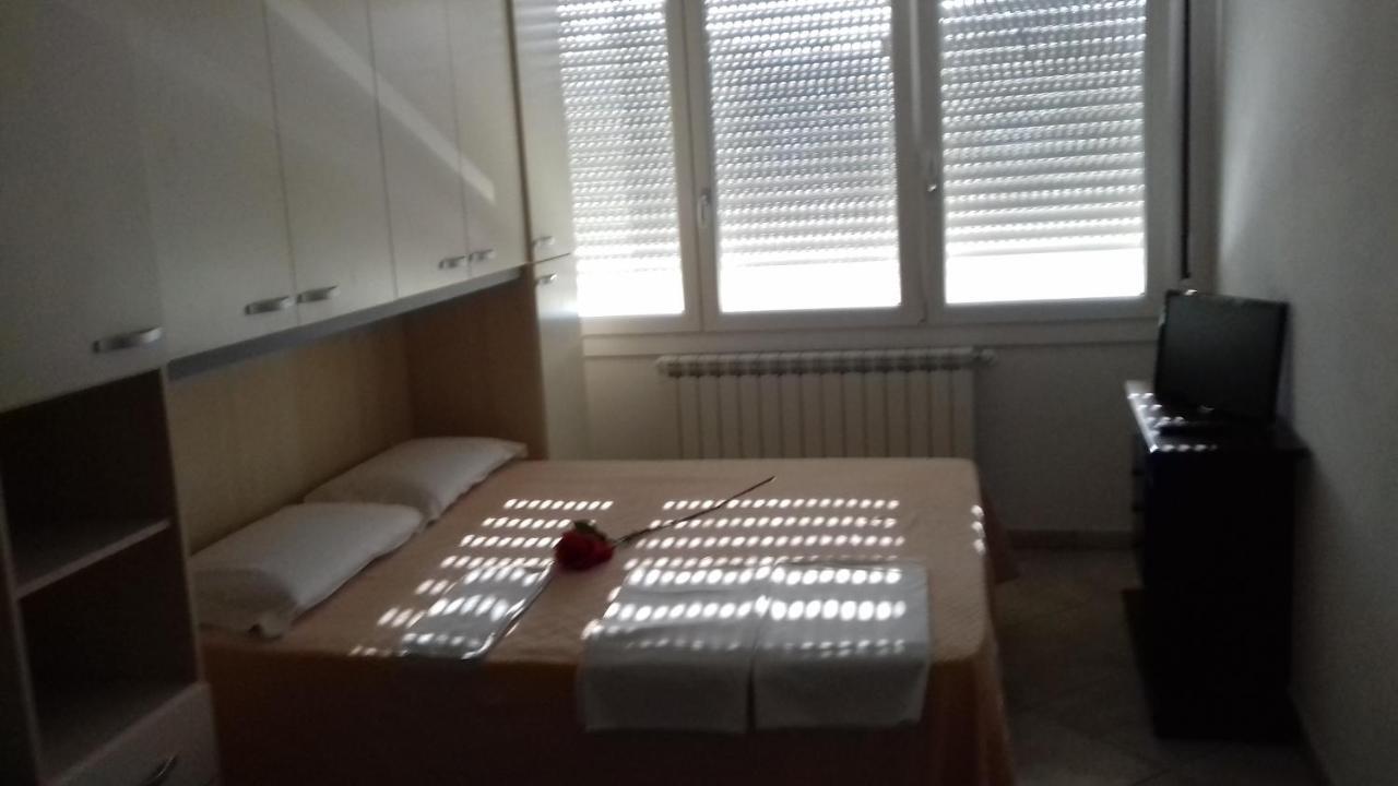 Villa Glori Affitto Camere Monolocali Carpi Extérieur photo